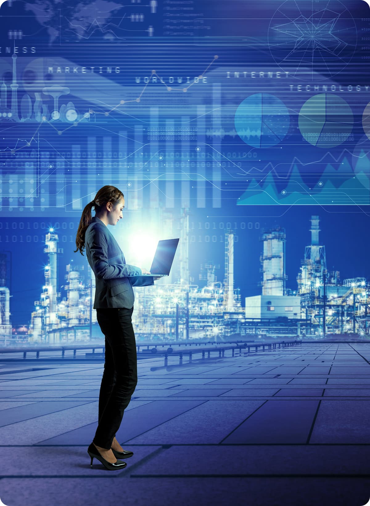 Personne utilisant un ordinateur portable devant une installation industrielle avec des visualisations de données en arrière-plan.